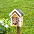 Bijennest Houten Huis Geel│Bee Nest Wildlife Garden│art. WG312│op houten paal in tuin