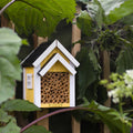 Bijennest Houten Huis Geel│Bee Nest Wildlife Garden│art. WG312│op hekje in tuin tussen planten