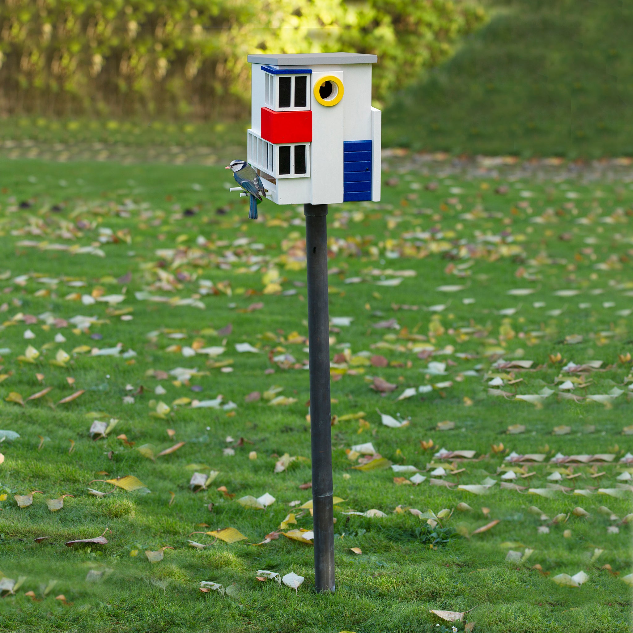 Metalen Paal Design Vogel- en Voederhuis│Metal Pole Wildlife garden│foto met De Stijl in tuin met vogel
