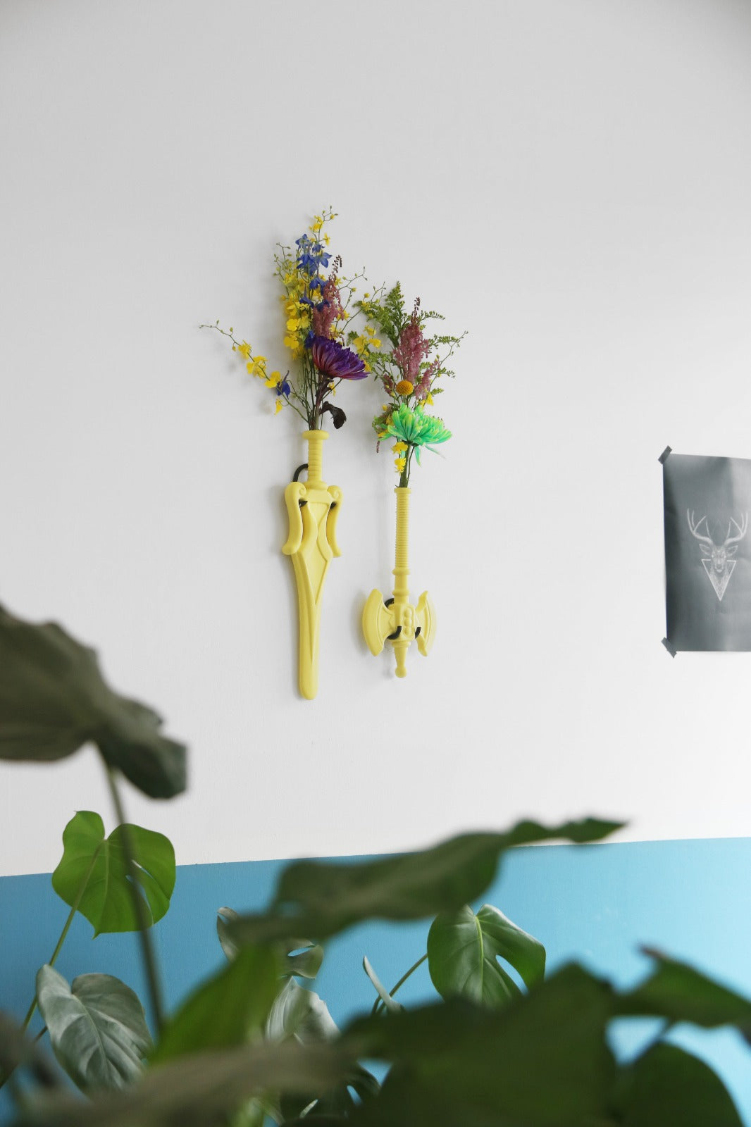 Flower Power Sword Vaas • Interieur • Designmarket.today • Een wandvaas in de vorm van een bijl of een zwaard. Handgemaakt van keramiek en ontworpen door Jasmin Djerzic. Hoewel dit symbolen lijken van geweld, staan ze voor de ontwerper gelijk aan speelsheid en creativiteit. Net als de speelgoedwapens voor kinderen.