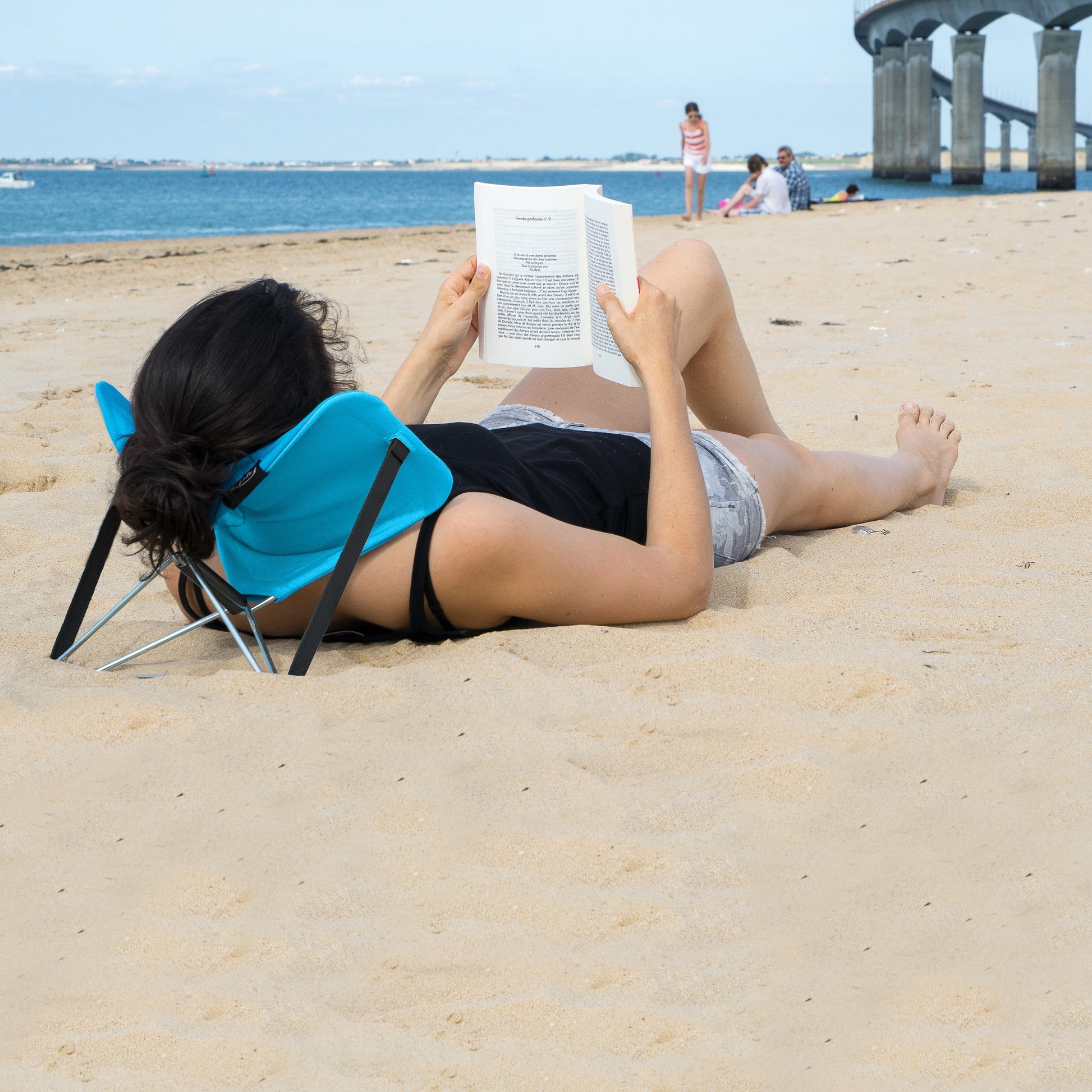 Y-ply • Opvouwbaar Strandstoeltje • Beach Lounger • Y-Ply is de ideale metgezel om te relaxen aan het strand of in het park. Gebruik hem als ondersteuning voor je hoofd, rug, arm of voeten. Voor elke positie biedt hij veel comfort. Dit opvouwbare strandstoeltje is gemakkelijk mee te nemen in de bijgeleverde tas.