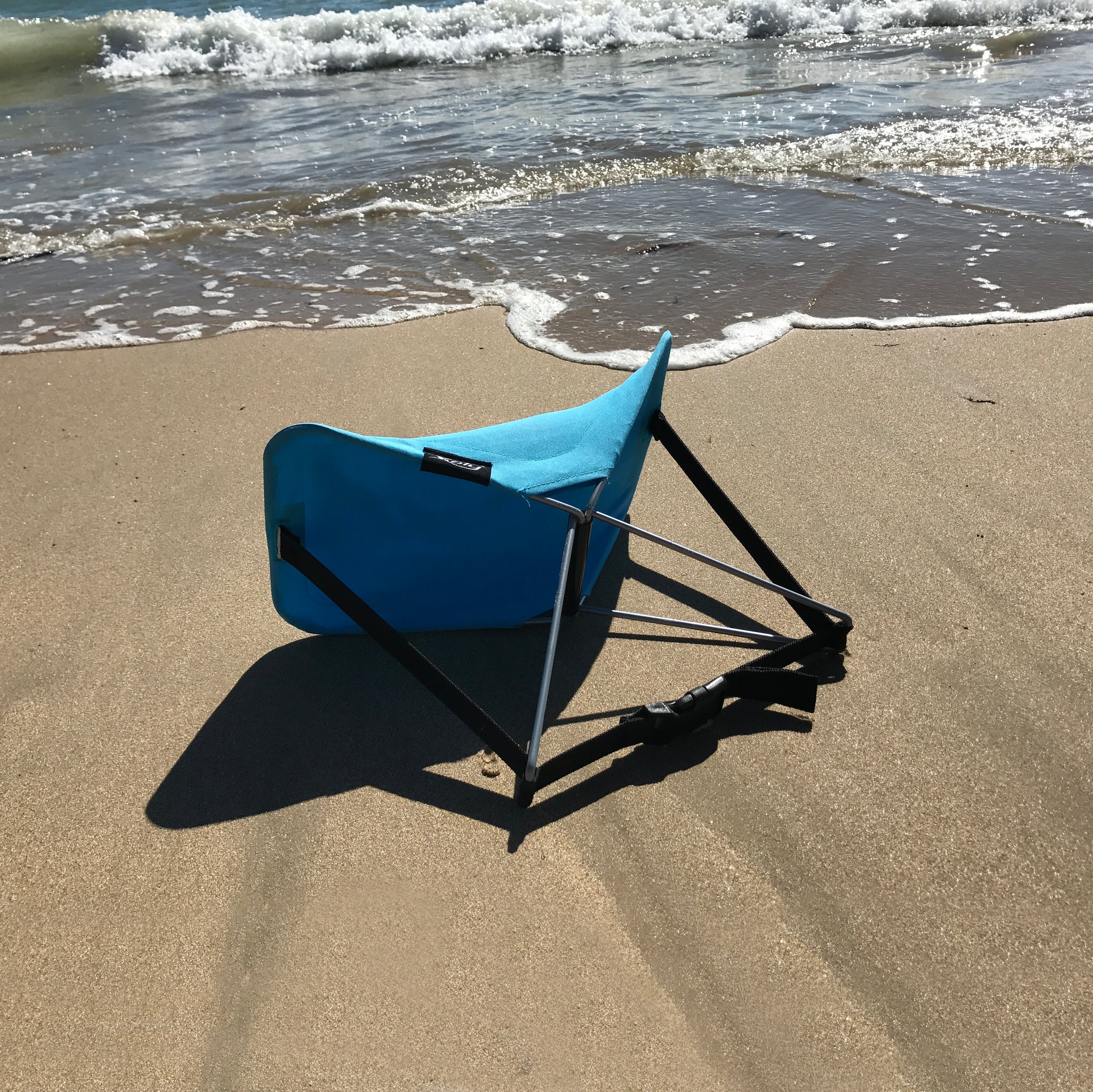 Y-ply • Opvouwbaar Strandstoeltje • Beach Lounger • Y-Ply is de ideale metgezel om te relaxen aan het strand of in het park. Gebruik hem als ondersteuning voor je hoofd, rug, arm of voeten. Voor elke positie biedt hij veel comfort. Dit opvouwbare strandstoeltje is gemakkelijk mee te nemen in de bijgeleverde tas.