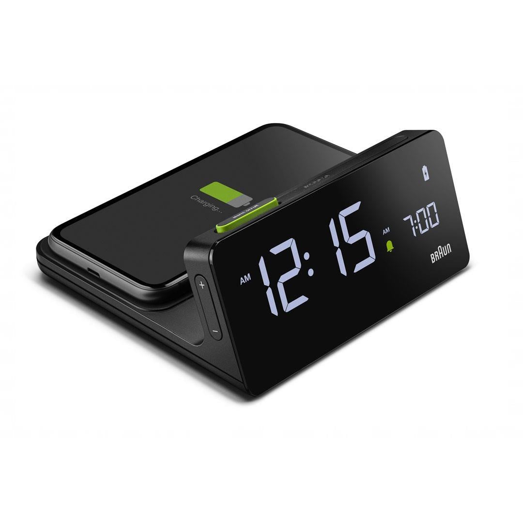 Braun Wekker Digitaal BC21B met Oplaadstation│Zwart│voorkant schuin met telefoon op oplader