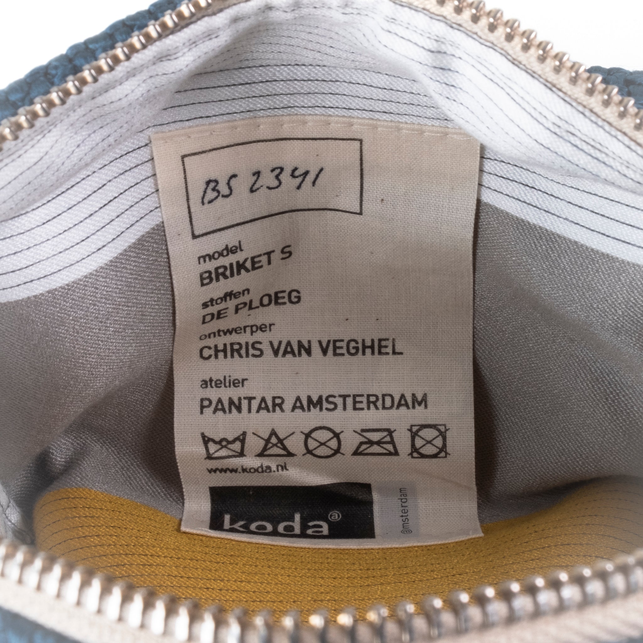 Briket is gemaakt van restmateriaal van stoffenfabrikant de Ploeg en is ontworpen door Chris van Veghel voor Koda Amsterdam. Het wordt gemaakt in sociale werkplaatsen. Dat maakt iedere Briket uniek! Te gebruiken als bv make-up tas, toilettas of pennenmap.