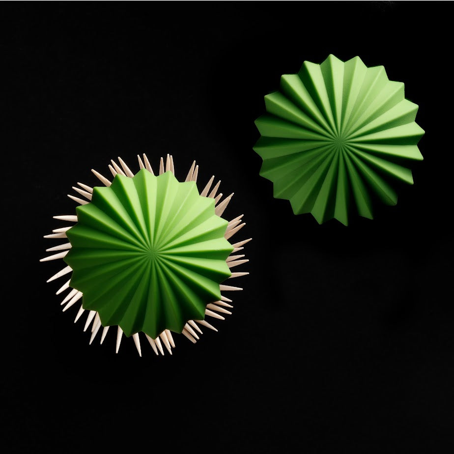 Een houder voor tandenstokers en cocktailprikkers in de vorm van een cactus. Met een druk op de bovenzijde opent deze cactus zich. Je tandenstokers altijd hygiënisch opgeborgen in dit functionele en originele en symbolische ontwerp. 