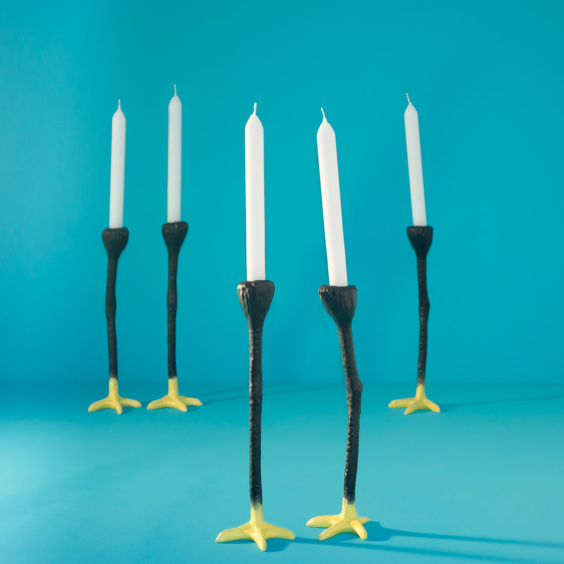 Long legs Kandelaars • Jasmin Djerzic • Long Legs is een set van twee kandelaars in de vorm van de poten van een reiger. Gemaakt van stevige kunsthars, en verkrijgbaar in verschillende opvallende kleuren. De zwart/gele combinatie zijn de kleuren van de poten van de kleine zilverreiger.
