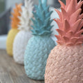 Piñacolada Lamp • Goodnight Light • Buitenverlichting • Designmarket.today • Haal tropische sferen in huis met deze coole Piñacolada lamp van het Spaanse merk Goodnight Light. Deze oplaadbare buitenlamp in de vorm van een ananas zorgt voor de perfecte sfeerverlichting tijdens een zomeravond in je tuin. Maar ook binnen is hij een ware eyecatcher. Uitgerust met een dimbare 7-kleurige LED-module.