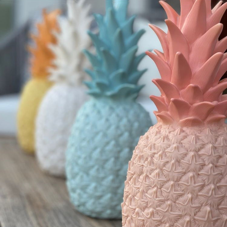 Piñacolada Lamp • Goodnight Light • Buitenverlichting • Designmarket.today • Haal tropische sferen in huis met deze coole Piñacolada lamp van het Spaanse merk Goodnight Light. Deze oplaadbare buitenlamp in de vorm van een ananas zorgt voor de perfecte sfeerverlichting tijdens een zomeravond in je tuin. Maar ook binnen is hij een ware eyecatcher. Uitgerust met een dimbare 7-kleurige LED-module.