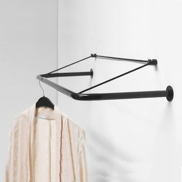Sale • Designmarket.today • Deze kapstok van het Deense merk Nomess Copenhagen hangt simpelweg aan een touw aan de muur. De zwaartekracht houdt hem op zijn plek. De bevestiging is eenvoudig door middel van twee metalen haken aan de muur.