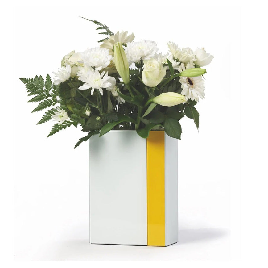 De Line Up Vase bestaat uit twee afzonderlijke vazen, die in elkaar passen. Hierdoor kun je er verschillende effecten mee creëren. Schuif de twee delen in elkaar voor een strakke witte rechthoek. Of verander de twee delen om er verschillende composities mee te maken. Altijd een opvallende toevoeging in huis of kantoor! 
