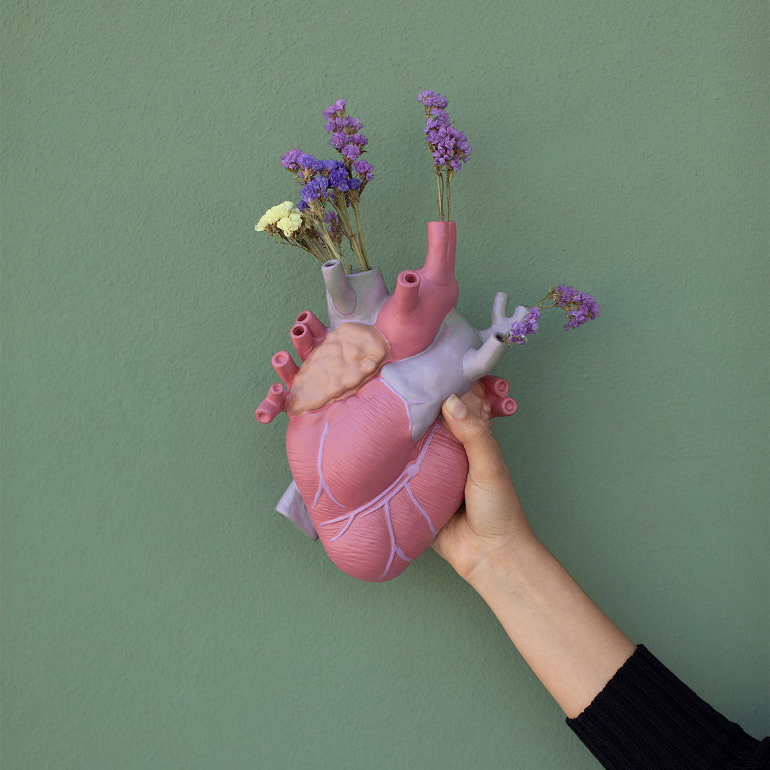 Love in Bloom Vaas • Seletti • Love in Bloom Vaas is er nu ook in een gekleurde versie. Deze prachtige porceleinen vaas, ontworpen door Marcantonio voor Seletti, is vormgegeven in de vorm van een anatomisch menselijk hart. Met de aankoop on
