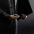 Key Organizer Orbitkey│Saffiano Liquorice Black│SFLO-2-LBBKYG│sleutelhanger leer gesloten in hand