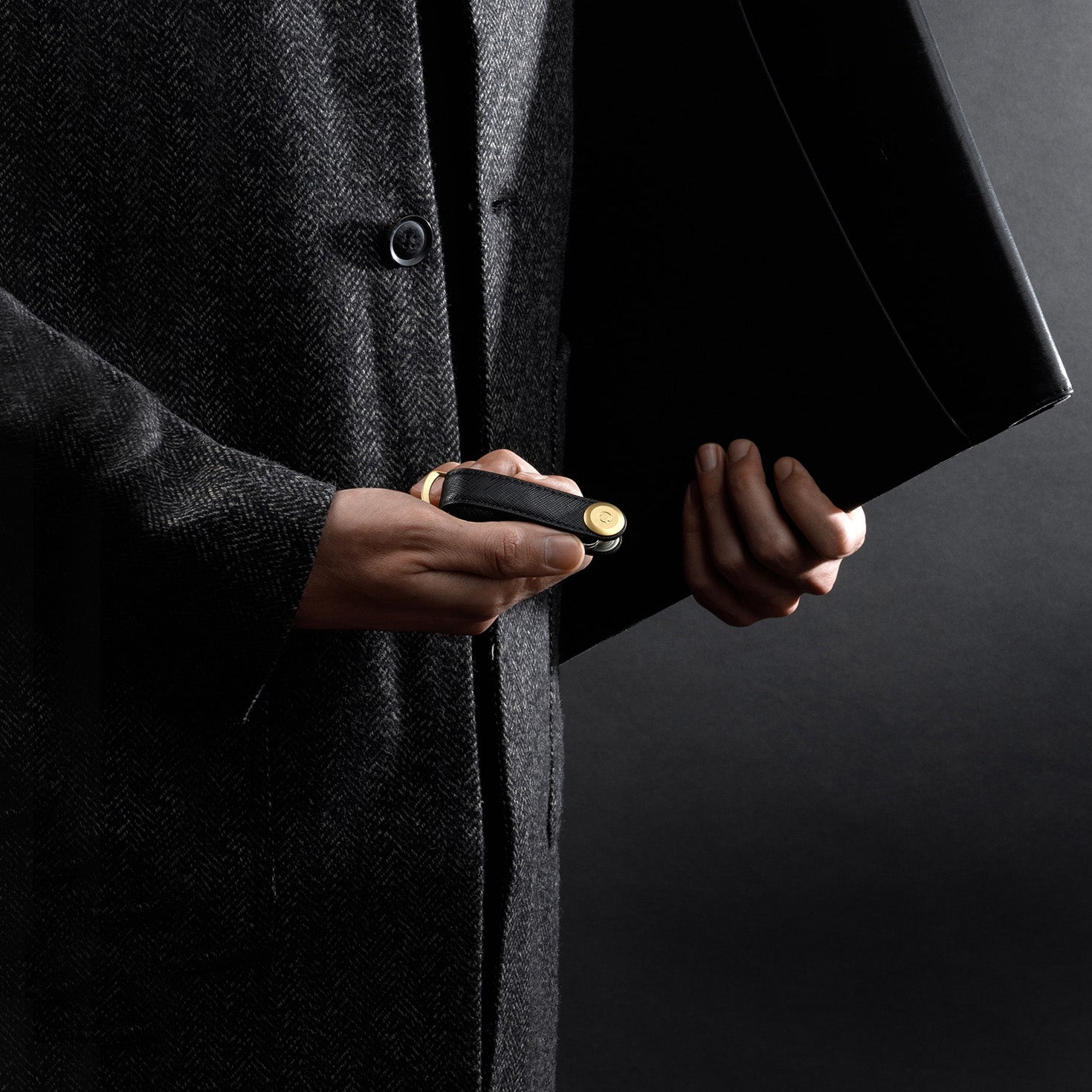 Key Organizer Orbitkey│Saffiano Liquorice Black│SFLO-2-LBBKYG│sleutelhanger leer gesloten in hand