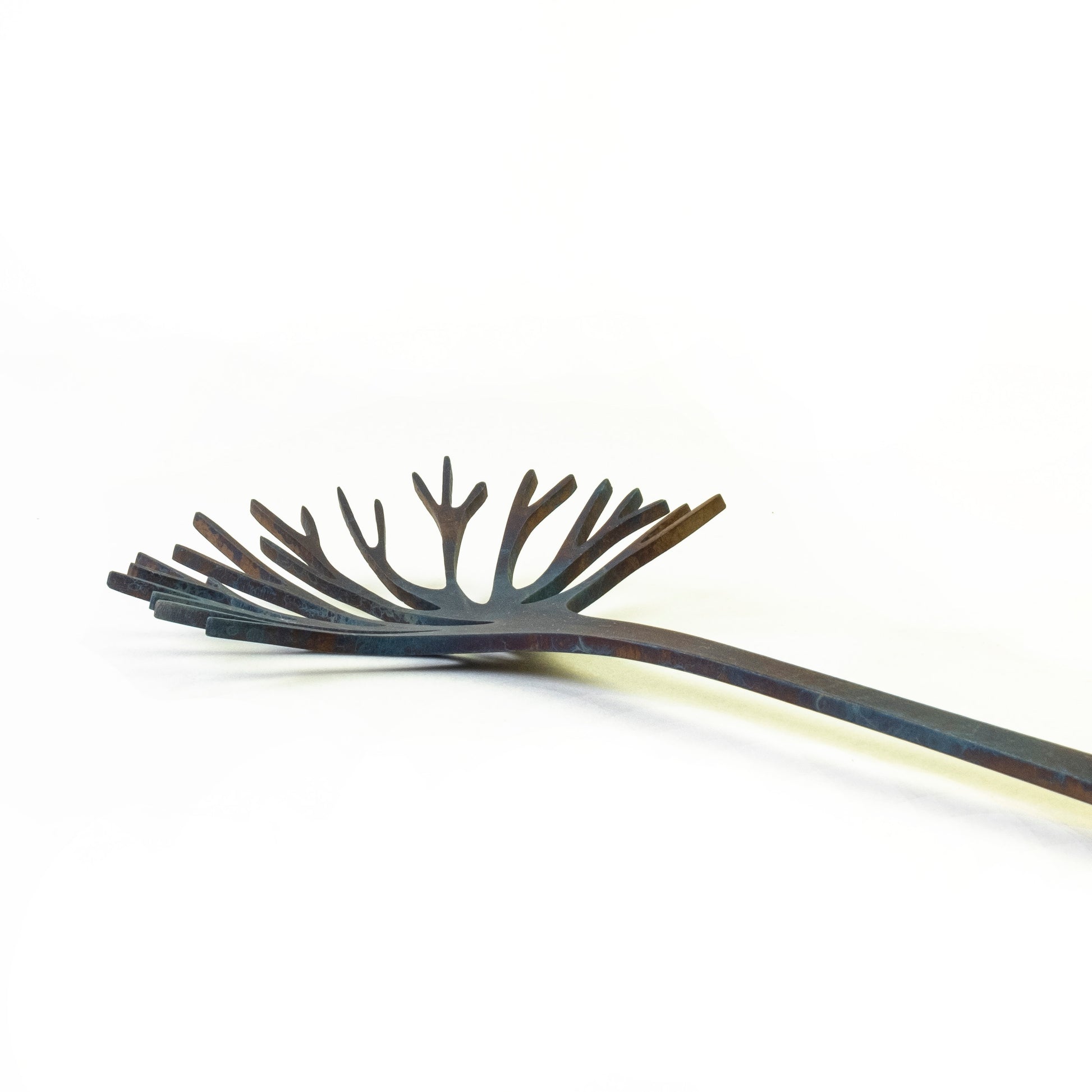Pasta server van het Finse designmerk Latimeria. Prachtige spaghetti lepel gemaakt van hoogwaardig , geinspireerd op een winterse boom zonder bladeren.  Alle producten van Latimeria worden met grote zorg voor detail en afwerking gemaakt in hun eigen studio, gelegen in Askola op het Finse platteland. 