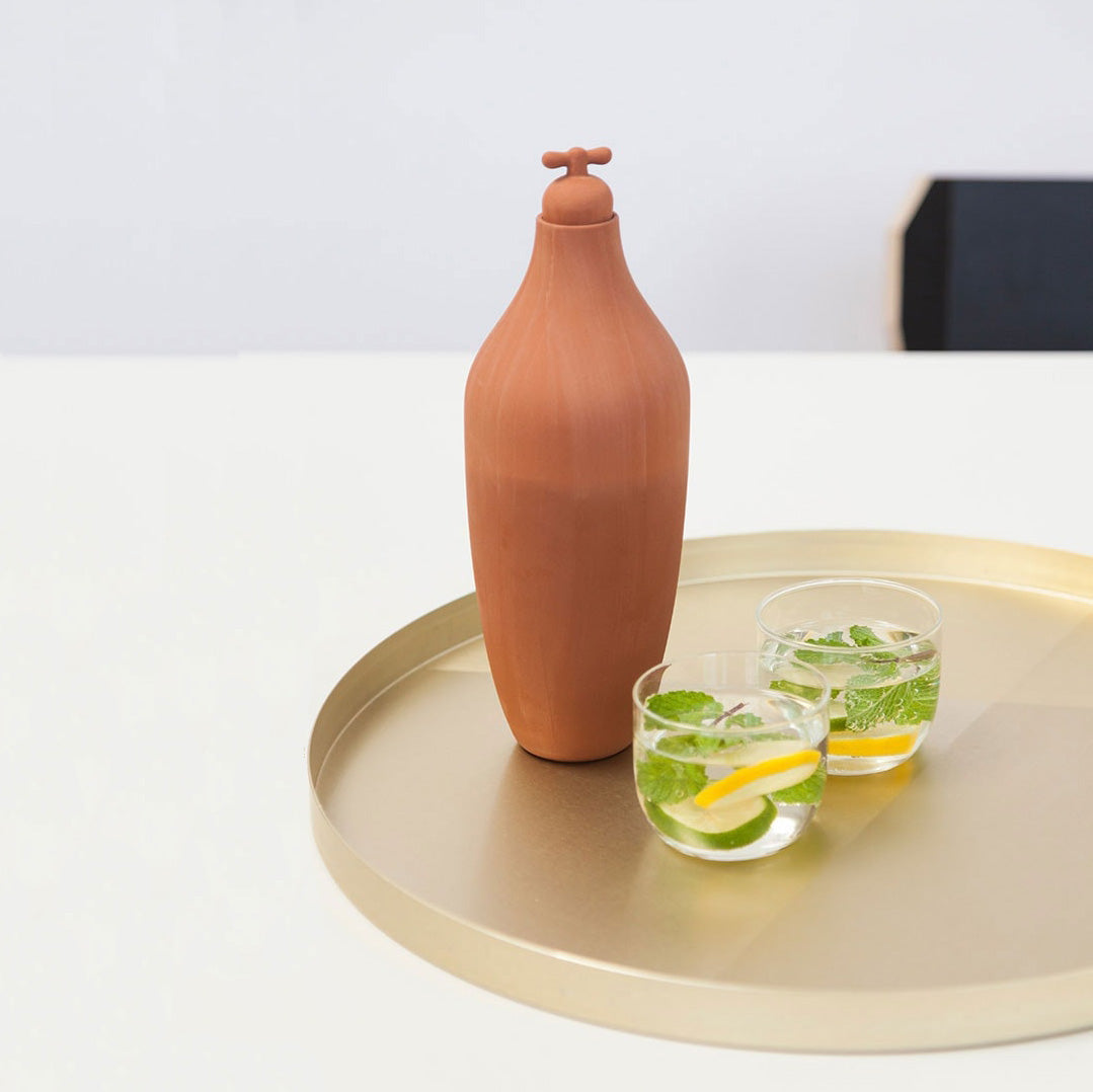 Tap Water Carafe Medium│Dune Water│Vij5│op messing dienblad