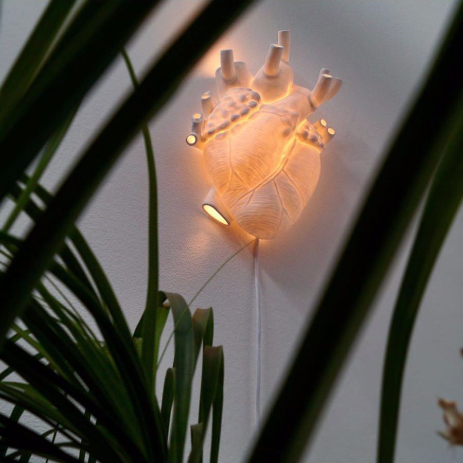 De Heart Lamp van Seletti is een echte eye-catcher in je interieur. Het witte porselein geeft een prachtige warme kleur wanneer de lamp aan is. Deze lamp is vormgegeven in de vorm van een anatomisch menselijk hart, en staat hiermee ook symbool voor romantiek.