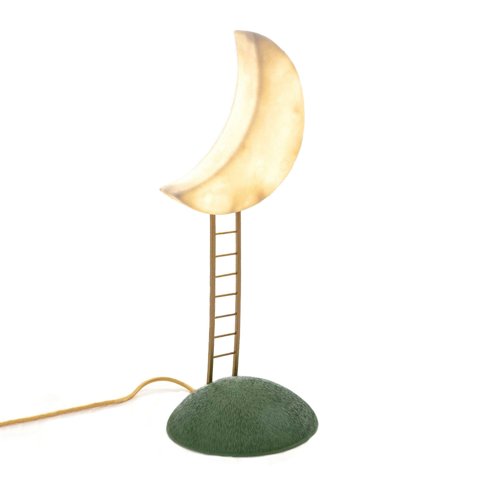 Een lamp om in weg te dromen! Klim op een gouden ladder naar de maan. Deze tafellamp van Seletti prikkelt de fantasie en geeft een prachtige sfeer aan iedere kamer in huis. Ideaal voor de kinderkamer, maar ook in de boekenkast of op een bijzettafel. 