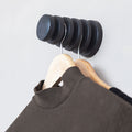 Wandhaak Alf Eiken Zwart│Vij5│Gustav Rosén│aan wand met twee houten hangers met kledingstukken