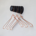Wandhaak Alf Eiken Zwart│Vij5│Gustav Rosén│aan wand met koperen hangers