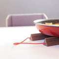 Chaku Onderzetter Notenhout & Rood│KellerFreyschmidt│Vij5│met pan op tafel