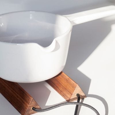 Chaku Onderzetter Eiken & Rood│KellerFreyschmidt│Vij5│met wit saus pannetje