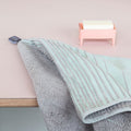 TweeDoek Mintgroen│Vij5│Handdoek en Theedoek│op tafel naast zeepbakje