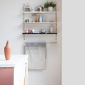 TweeDoek Naturel│Vij5│Handdoek en Theedoek│over stang in lengte opgehangen onder keukenrekje